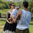 Camila Queiroz exibe look P&amp;B e bolsa de R$ 19,1 mil no Central Park de NY com a filha e Klebber Toledo