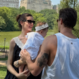 À la 'Bonequinha de Luxo': Camila Queiroz curte o verão em Nova York com vestido preto 'comfy' de renda creme por quase R$ 1,5 mil ao lado de Klebber Toledo em clique raro com a filha Clara, de 7 meses