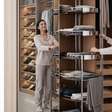 Sapateira oculta e cabideiro extensível: acessórios de marcenaria inteligente multiplicam o espaço do closet