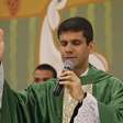 Padre brasileiro é excomungado após se unir a grupo conservador que desafia Papa
