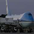 Trump foi colocado escondido em caminhão para trocar de avião por ameaça do Irã, segundo relatos