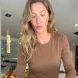 Virou minha janta favorita nos dias de frio e chuva: com gengibre, cúrcuma e cenoura, essa receita de sopa de Gisele Bündchen espanta gripe e melhora imunidade