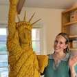 Influenciadora viraliza ao criar estátua feita de Doritos para concurso; prêmio ultrapassa R$ 1 milhão