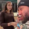 Neymar prova comida feita por Bruna Biancardi e é sincerão: 'Meio duro'