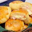 Receita prática de pão de batata com recheio de pizza