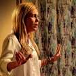 'Avenida Brasil': Nina se humilha e implora a Carminha que não seja demitida