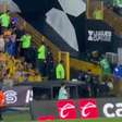 Vídeo: goleiro empurra árbitro, é expulso e joga lixeira em acesso de fúria