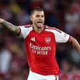 Bruno Guimarães estreia, e Arsenal vence o Como nos pênaltis