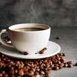 Café em jejum: hábito saudável ou risco à saúde?