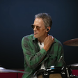 Primeiro baterista do Pearl Jam volta aos holofotes em meio a mistério sobre substituto de Matt Cameron