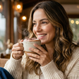 Nem preto, nem bege: os novos tênis da Converse na cor 'chocolate quente de creme de avelã' que as garotas baixinhas vão adorar, porque ficam ótimos com calças jeans largas e adicionam alguns centímetros