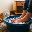 Mergulhar os pés em água fria antes de dormir: truques curiosos contra o calorão no Reino Unido