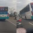 Ônibus 'torto' é flagrado na Avenida Brasil, no Rio de Janeiro
