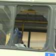 Mulher é atingida por tiro no pescoço dentro de ônibus após tiroteio no RJ