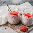 Pudim de chia com leite de coco e frutas vermelhas: sobremesa saudável, leve e irresistível