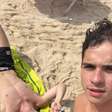 Na praia, Pietro Antonelli e João Victor Gonçalves alimentam torcida por casal em Quem Ama Cuida