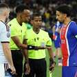 Presidente da Uefa entrega medalha a juiz barrado na Copa nos EUA
