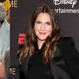 Drew Barrymore se emociona ao reencontrar comissária que a ajudou na luta contra o vício