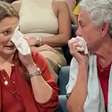 Drew Barrymore relembra luta contra alcoolismo e chora: 'Recorria ao álcool para não sentir nada'