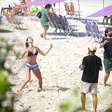 Thaila Ayala e Renato Goes fazem aula de futevôlei na praia; veja fotos