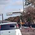 Vídeo registra momento que criminosos armados com fuzis roubam carro na Avenida Brasil, no Rio