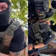 Agente do ICE aponta arma para mulher durante abordagem nos EUA