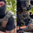 Agente do ICE aponta arma para mulher durante abordagem nos EUA