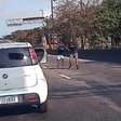 Vídeo registra momento que criminosos armados com fuzis roubam carro na Avenida Brasil, no Rio