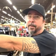 Josh Homme leva Dave Grohl em loja de pesca e caça pela primeira vez em vídeo hilário