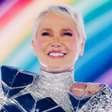 Xuxa causa alvoroço após flagra de roupão e toalha na cabeça na praia; veja