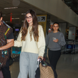Camila Queiroz combina aerolook confortável com tênis de R$ 699,99 e bolsa de R$ 19 mil