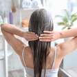 Banhos de ervas para o cabelo: o que é mito e o que a ciência confirma?