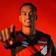 Vargas sai do banco, marca e salva o Athletico contra o Bragantino