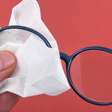Camiseta, papel ou detergente? O que usar para limpar os óculos corretamente sem riscar