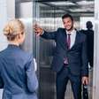 Segurar a porta do elevador parece um gesto gentil, mas psicólogos enxergam algo muito mais profundo