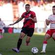Vila Nova vence clássico no Accioly e freia reação do Atlético-GO