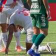 Zagueiro do Bahia passa mal e vomita em campo; vídeo