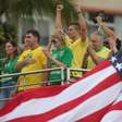 Flávio Bolsonaro lança campanha com colete a prova de balas e bandeira dos EUA entre manifestantes