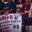 Vídeo: torcedoras do Fluminense viralizam com cartaz para Arias