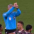 Daronco usa novo gesto da arbitragem no Maracanã; entenda as novas regras do Brasileirão