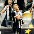 Cuello marca duas vezes, Atlético-MG vence o Grêmio e se aproxima do G5 do Brasileirão
