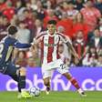 Almada estreia no River com festa da torcida diante do Argentinos Jrs