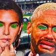 Torcida do Vasco provoca Neymar com máscaras de Bruna Marquezine