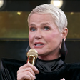 Xuxa faz piada com virilha no Domingão e rebate críticas: 'É minha, mostro se quiser''