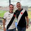 Flávio Bolsonaro acompanha Vasco x Santos em São Januário e pede autógrafo a Neymar