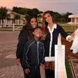 Nicole Bahls batiza cabrito de Vini Jr e recebe mãe do jogador