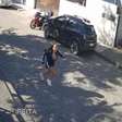 Vídeo: Cantora pernambucana é assaltada na frente de casa no Recife