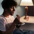 Comer tarde engorda? Saiba os impactos e como evitar excessos
