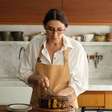 Comi o melhor bolo de cenoura sem glúten da vida: aprendi essa receita com cobertura de chocolate com a chef Paola Carosella e já é minha preferida para o café da tarde