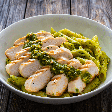 Macarrão proteico com pesto de amêndoas e frango grelhado: aprenda receita rápida e saudável para o jantar
